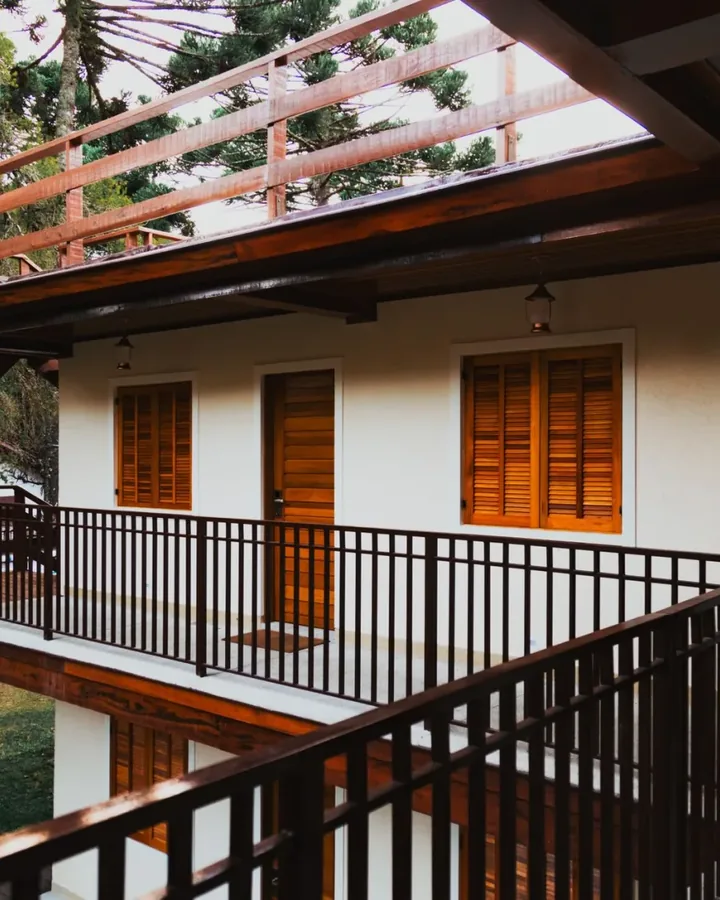 Khu để xe và cổng vào